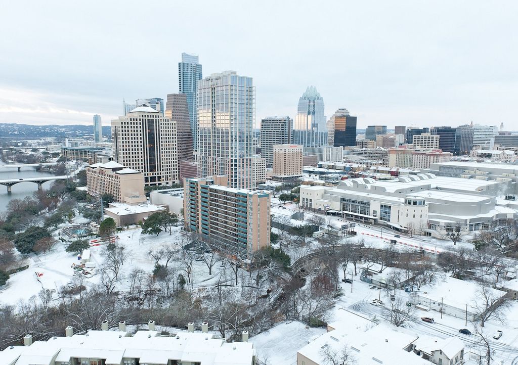 La neige est tombée en quantité dans des États peu habitués aux conditions hivernales, comme le Texas où des records ont été battus.