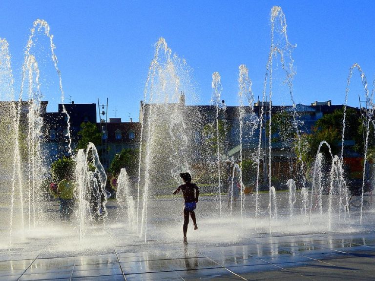 Été 2003 : la France suffoque, la canicule fait 20 000 morts Été 2003 : la France suffoque, la canicule fait 20 000 morts