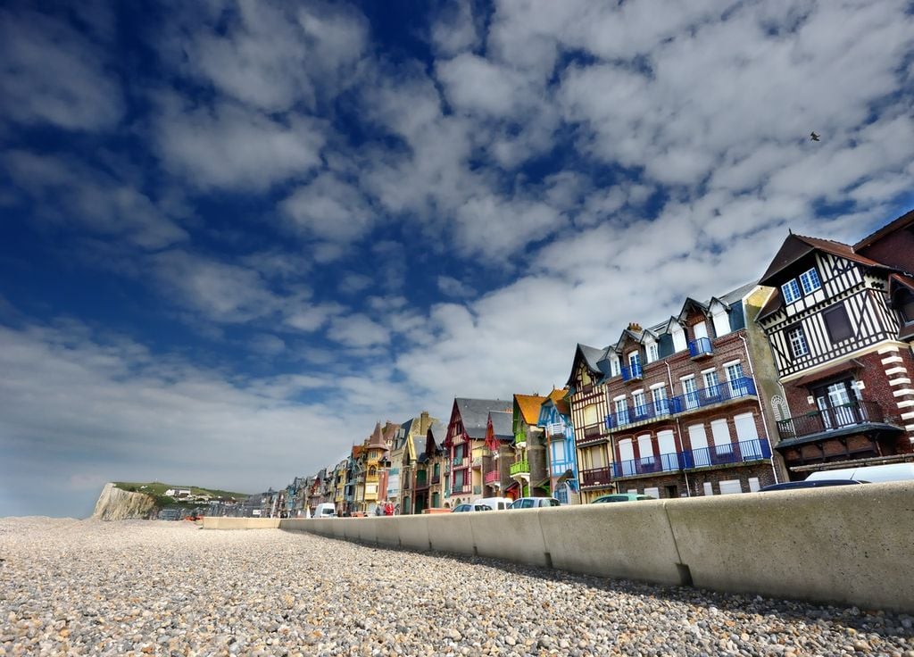 Villas Belle Epoque et falaise composent le paysage unique de la station balnéaire de Mers.