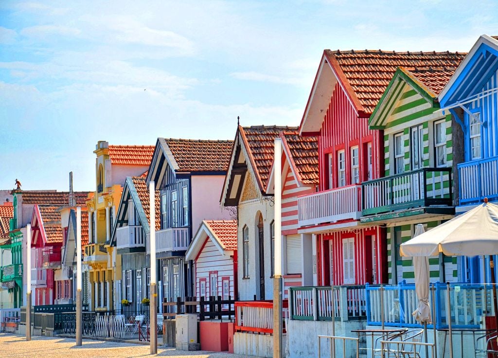 Les étonnantes maisons rayées sur le front de mer de Costa Nova.