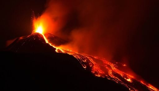 Etna, l'eruzione continua e d&agrave; spettacolo: nuova chiusura dell'aeroporto di Catania, situazione e video del 10 agosto