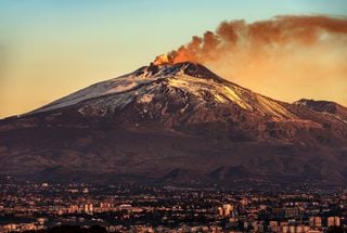 El Etna sigue transformándose: el cráter central del volcán siciliano cambia de forma