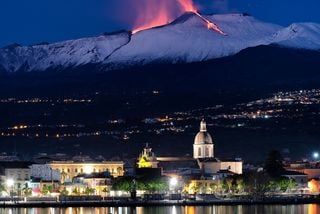 Eruzione sull'Etna, terremoto poco fa mentre la lava avanza e raggiunge quote pi&ugrave; basse: spettacolari foto e video