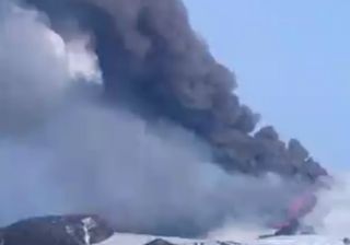 Etna, neve e lava: i video del 14º parossismo sul vulcano innevato