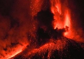 Etna, lo spettacolo del primo parossismo del 2022: fulmini e lava!