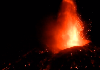 Etna: parossismo n°16, spettacolare unione fra neve e lava: i video