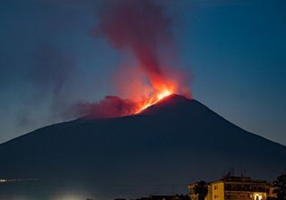 Novo espetáculo do vulcão Etna: fotos e vídeos da erupção
