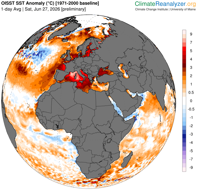 Anomalías de la temperatura del agua del mar en la zona presentada con anomalías frías/cálidas en tonalidades azules/rojas para el 27 de junio de 2026. Nótese las altas anomalías del agua en el Mediterráneo occidental y central, así como en las aguas del Atlántico frente a las costas europeas. Climate Reanalyzer.
