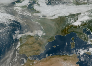 Los incendios de España y Portugal cubren Europa con un manto de humo: situación este sábado, 16 de agosto