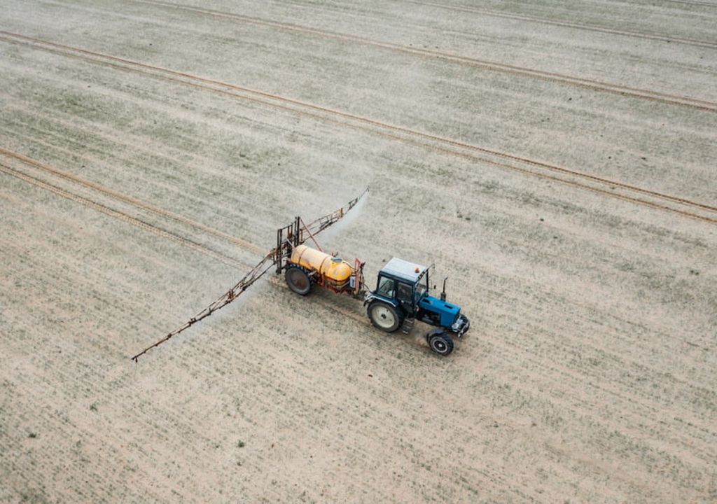 Aplicación de glifosato en un lote agrícola antes de la siembra