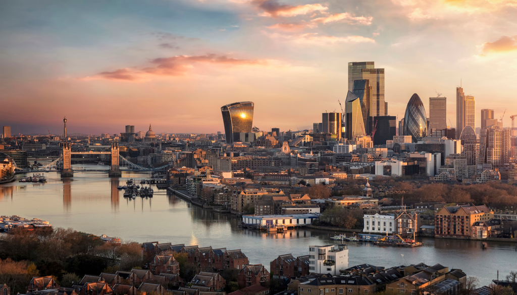 Os corvos da Torre de Londres têm estatuto protegido, pois a lenda diz que o Reino Ruirá se eles saírem.