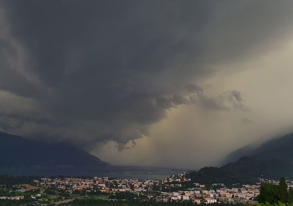 Superzellen-Gewitter Ein Superzellen-Gewitter über dem Lago Maggiore, fotografiert von Locarno Monti. Superzellen-Gewitter Ein Superzellen-Gewitter über dem Lago Maggiore, fotografiert von Locarno Monti.