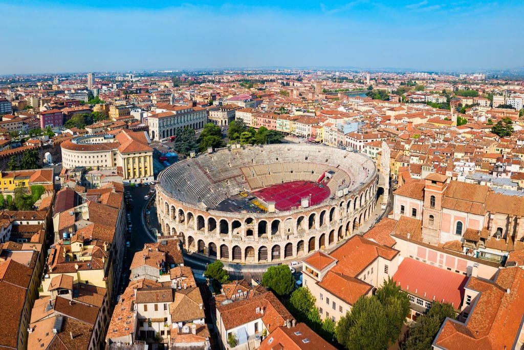 Verona Spritztour nach Italien: Verona ist per Bahn gut erreichbar. Foto: Adobe Stock
