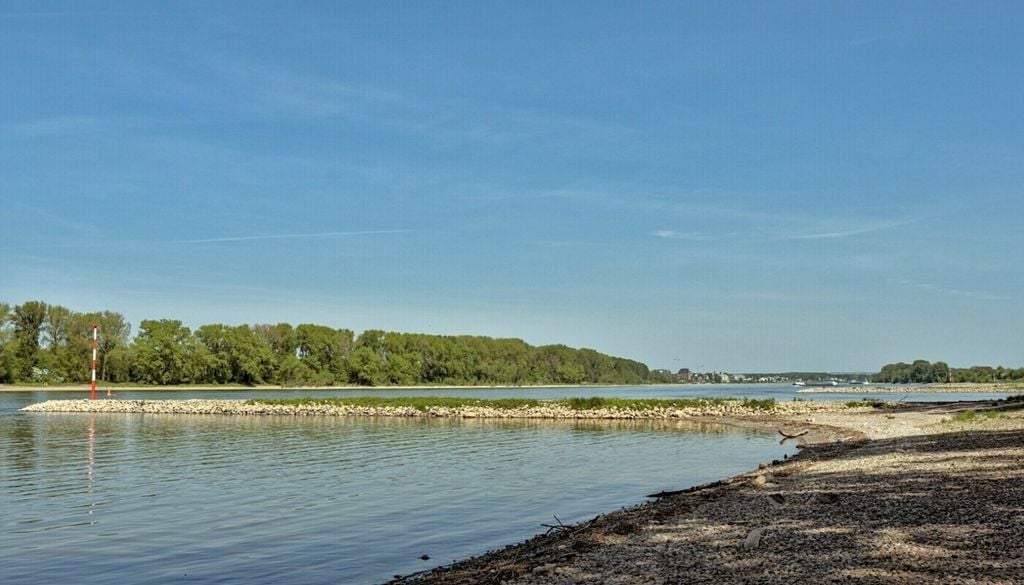 Nicht allein die Schifffahrt leidet unter den niedrigen Pegeln. Auch für Privathaushalte kann Wasserknappheit fatale Folgen haben, etwa wenn gefährliche Krankheitserreger ins Trinkwasser gelangen. Nicht allein die Schifffahrt leidet unter den niedrigen Pegeln. Auch für Privathaushalte kann Wasserknappheit fatale Folgen haben, etwa wenn gefährliche Krankheitserreger ins Trinkwasser gelangen. Bild: Dirk Röhrig/Unsplash