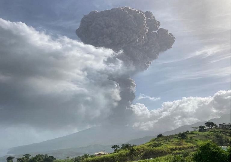 Evacuação massiva: alerta vermelho para erupção do vulcão La Soufrière Evacuação massiva: alerta vermelho para erupção do vulcão La Soufrière