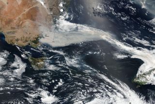 Evacuación masiva en Australia por los fuegos forestales