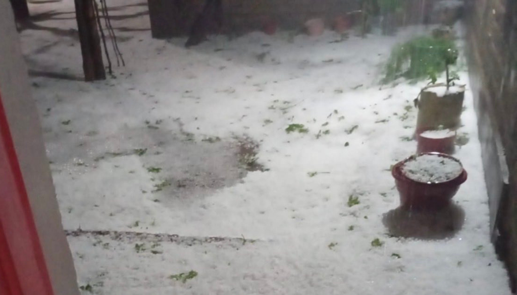 Temporal de lluvia en Mendoza En el Este de Mendoza, el temporal de lluvia llegó acompañado por una intensa granizada. Foto: X @MATIPASCUALETTI