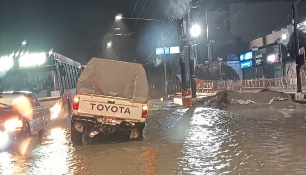 Temporal de lluvia en Mendoza Algunos conductores quedaron atrapados en sus autos en medio de calles convertidas en cauces. Foto: @MATIPASCUALETTI