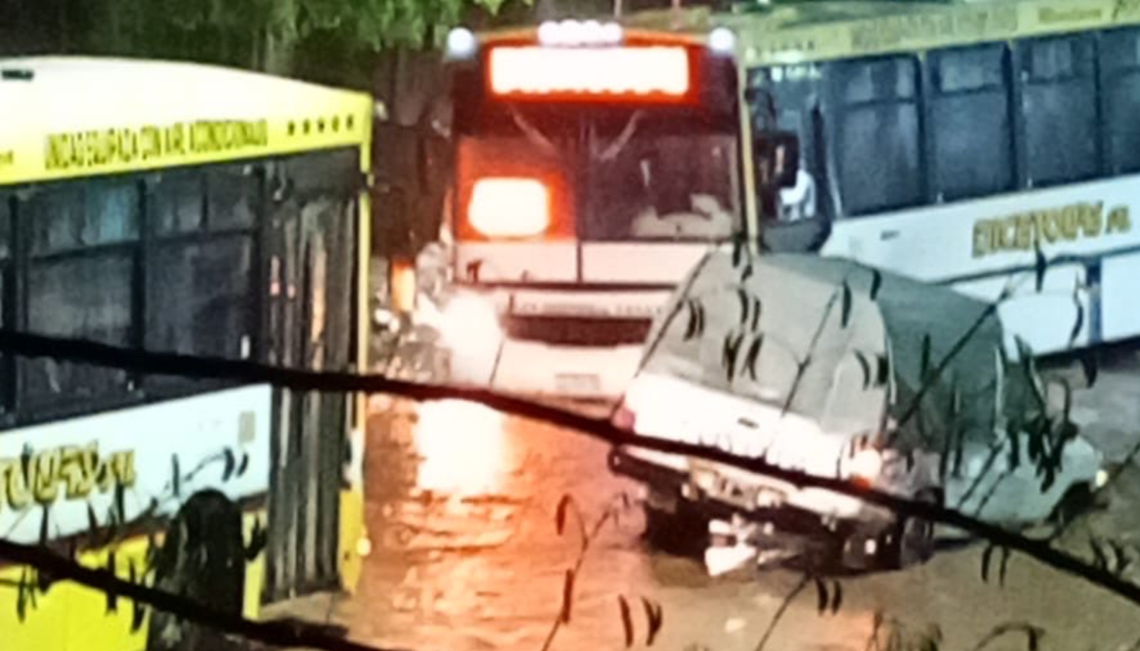 Temporal de lluvia en Mendoza En algunas zonas de Mendoza hubo hasta desbordes clocales y hundimiento de pavimento en las calles. Foto: @MATIPASCUALETTI