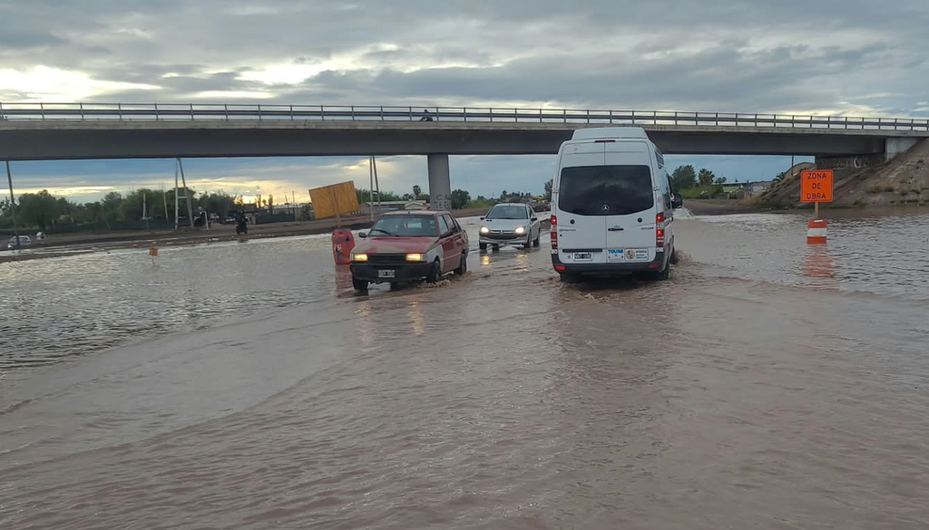 Temporal de lluvias en Mendoza Rutas y calles mendocinas quedaron inundadas por las intensas lluvias que se extendieron entre las 21 del lunes y las 6 del martes. Foto: X @Aconcagua_radio