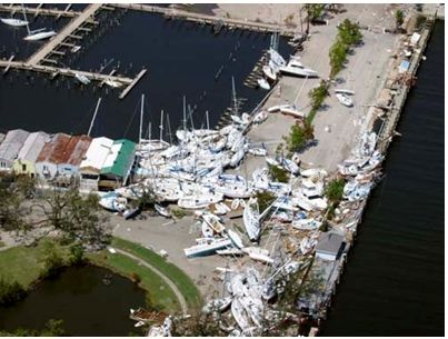 Daños causados en el puerto deportivo de Nueva Orleans por el huracán Katrina. Katrina habría recibido una calificación de 6.6 CDP, en comparación con un 5.0 para el huracán Iván y un 2.4 para el huracán Dennis. Imagen cortesía de NOAA. Por ejemplo, la diferencia crítica entre Ivan y Dennis resultó ser el tamaño de los huracanes, según un estudio de tormentas de Done y Jeffrey Czajkowski en la Universidad de Pennsylvania  en Wharton Risk Management and Decision Processes Center.Para crear el CDP, los científicos incorporan el tamaño huracán y la velocidad de avance en el índice, junto con vientos sostenidos. Para determinar la importancia relativa de cada uno, el equipo utilizó las estadísticas de daños de huracanes de los cientos de instalaciones de petróleo y gas que salpican el norte del Golfo de México. Debido a que las instalaciones están distribuidas más o menos uniformemente en toda la región, su exposición a los huracanes es aproximadamente la misma. Por lo tanto, las diferencias de daños de la tormenta a tormenta pueden atribuirse a diferencias en las propias tormentas.El índice CDP no predice daño real - que podría variar considerablemente, dependiendo de dónde (o si) un huracán toca tierra - pero sí predice el potencial de la tormenta tropical.Cuando se aplica el CDP a los huracanes pasados, el índice fue capaz de discernir una diferencia entre Ivan, que se habría anotado  un 5.0 en el CDP antes de tocar tierra, y el mucho más pequeño Dennis,  que habría tenido un 2.4. La calificación CDP para el huracán Katrina, que en última instancia, causó más de $ 80 mil millones en daños en 2005, habría sido de 6.6."El valor del índice se encuentra en la comparación de las tormentas actuales con las tormentas del pasado," Done afirmó. "Por ejemplo, si un huracán se acerca a Nueva Orleans, se puede comparar su CDP con CDP del huracán Katrina y obtener una visión más completa del mucho daño que la tormenta probablemente cause”.El proyecto CDP fue dirigido por el científico del NCAR Greg Holland, junto con sus colegas de NCAR Done, Ming Ge, y Willis colaborador  de Rowan Douglas.Fuente: NCAR