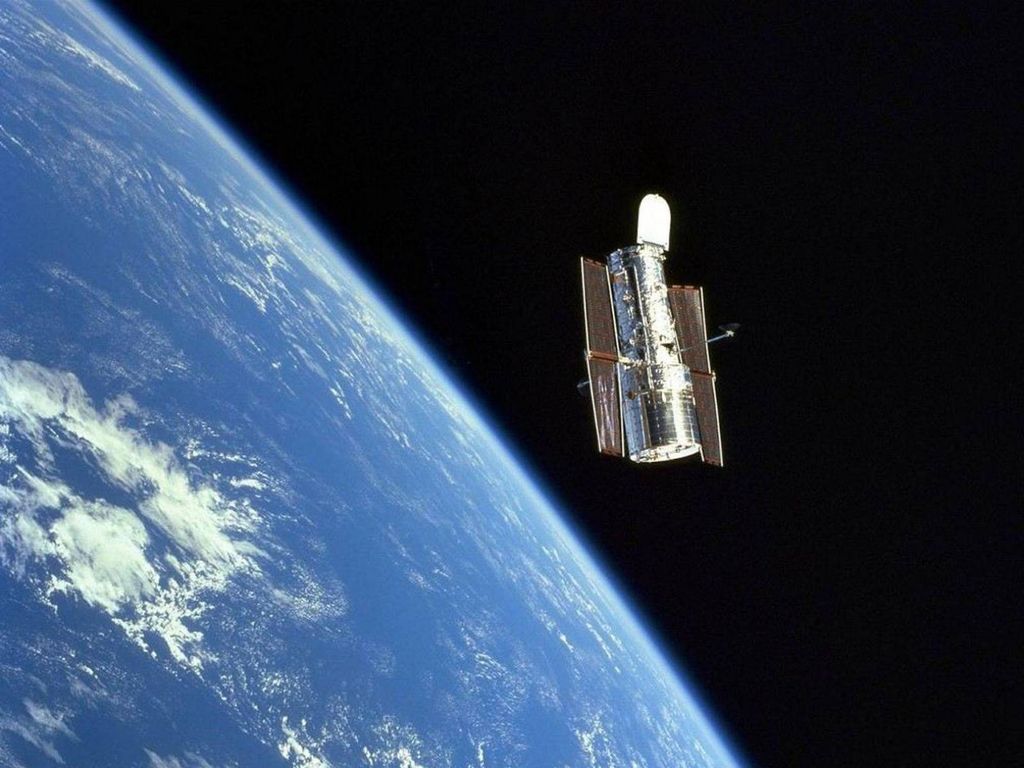 Figura 2.- El telescopio espacial Hubble en órbita alrededor de la Tierra. Figura 2.- El telescopio espacial Hubble en órbita alrededor de la Tierra. Crédito: NASA