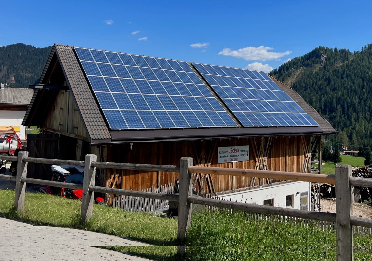Un impianto fotovoltaico su un agriturismo. Ora i moderni impianti con batterie di accumulo consentono anche, in caso di necessità, di funzionare a "isola", alimentando la nostra abitazione, naturalmente nei limiti di disponibilità di sole e di carica della batteria. Foto Luca Lombroso