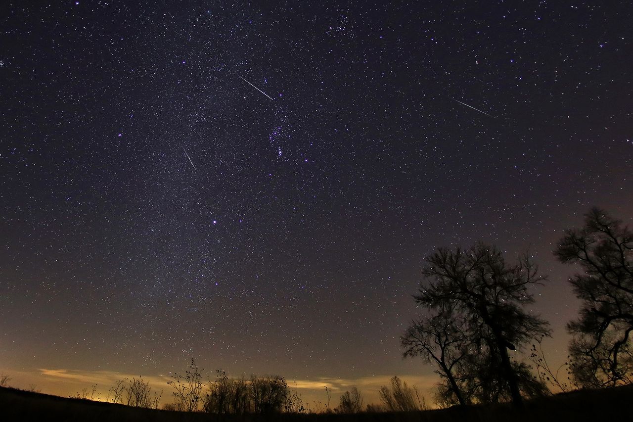 Los meteoros atraviesan el cielo de Texas en esta foto capturada por Tony Corso