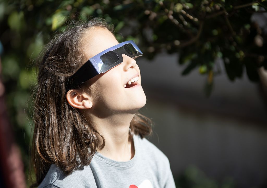 niña durante eclipse niña durante eclipse