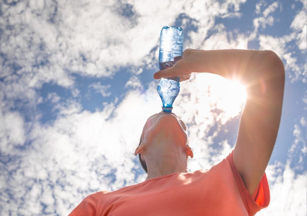 Onda de calor Nas ondas de calor é importante beber água para prevenir a desidratação