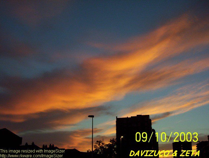 Evolución De Un Atardecer En Santander (10-Sep-03) David García (ZETA)Davizuco2001@hotmail.com Hola, ésta tarde al atardecer he podido capturar estas imágenes, espero que os gusten.El día amaneció y se mantuvo tranquilo, la temperatura máxima fue de 17ºC y la mínima de 13ºC, estábamos bajo el dominio de las altas presiones 1024/1027 mb el viento predominó de componente EsteNoroeste con una velocidad sostenida máxima de 12 Km/h.Todas las fotografías son mirando hacia el Oeste-Noroeste.Saludos cordiales,