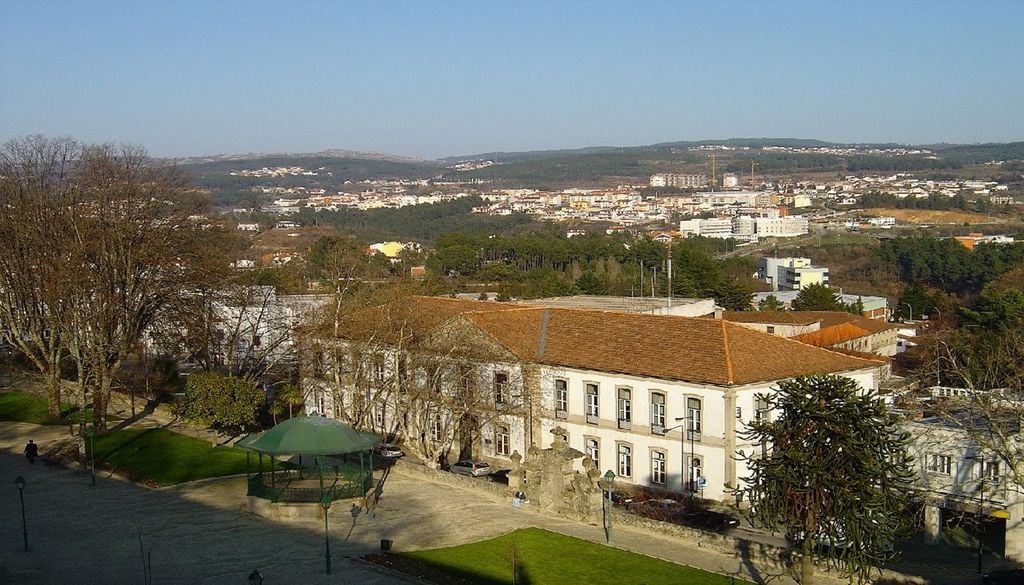 Vila Real está entre as cinco cidades portuguesas selecionadas para integrar o piloto nacional que visa combater o calor urbano. Foto: Vitor Oliveira, de Torres Vedras, CC BY-SA 2.0, Wikimedia Commons