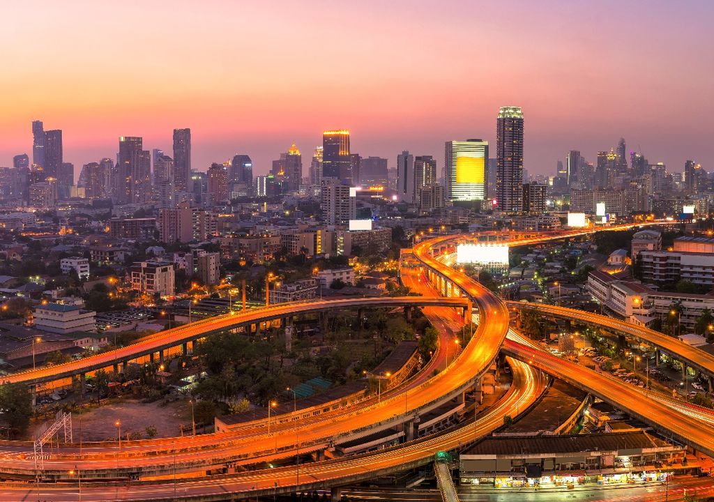 Gran ciudad al atardecer