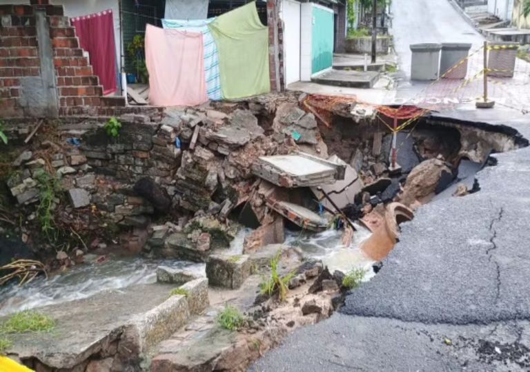 Excesso de chuvas causa colapso em trechos urbanos e interrompe o fluxo de ve&iacute;culos em Jo&atilde;o Pessoa, PB; veja imagens