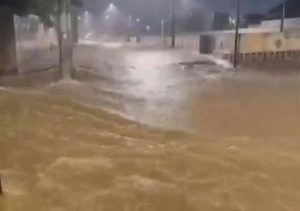 Ruas alagadas em Salgueiro, na Bahia — Foto: Reprodução