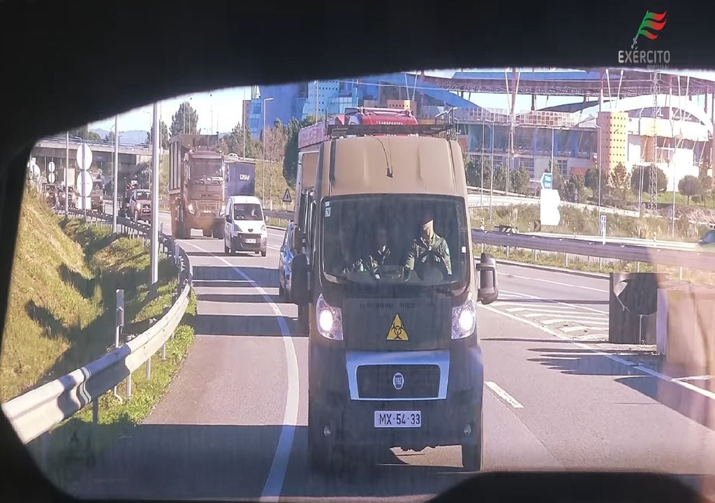 Viatura militar a circular na estrada Viatura militar a circular na estrada