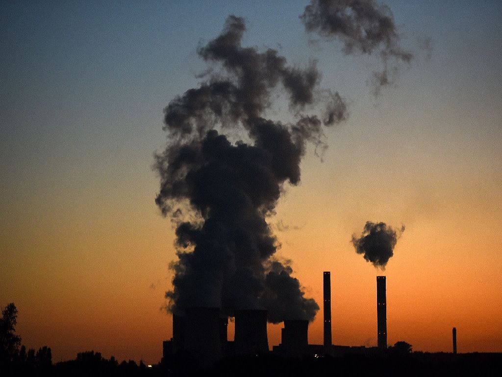 Desde la revolución industrial ha aumentado la contaminación a la atmósfera.