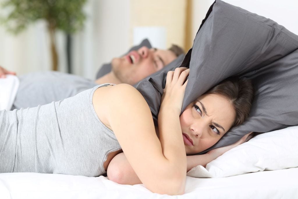 Respirar por la boca hace que la garganta se seque y se vuelva más susceptible a la vibración que causa los ronquidos. Respirar por la boca hace que la garganta se seque y se vuelva más susceptible a la vibración que causa los ronquidos.