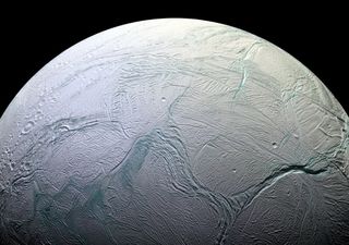 Existen evidencias de que Encélado, una de las lunas de Saturno, podría ser apta para la vida