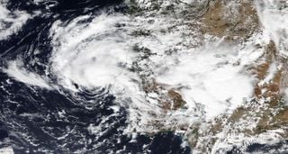 Expansión hacia los polos de los ciclones tropicales en climas cálidos