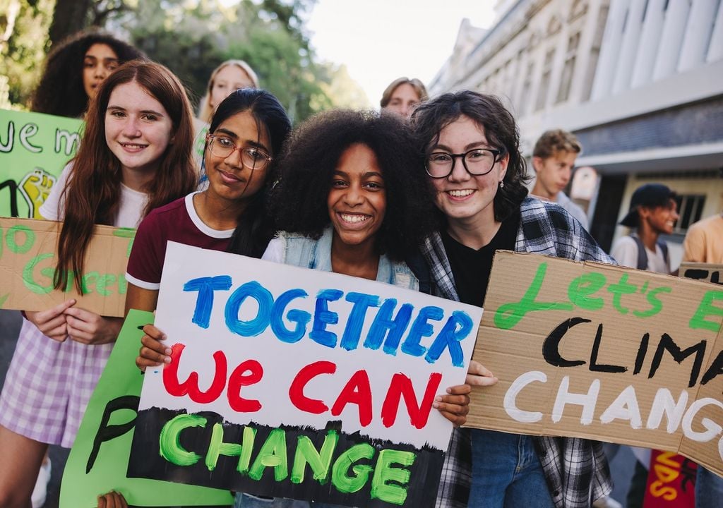 Jóvenes con carteles sobre el cambio climático