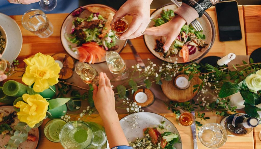 Distintas propuestas a lo largo del país invitan a celebrar a las madres con vino, gastronomía y momentos memorables.Imagen: Tetiana Shadrina