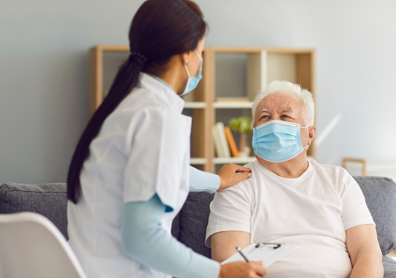 Las personas mayores en Chile, son más vulnerables a infecciones respiratorias como la influenza, el VRS y el SARS-CoV-2, lo que puede causar enfermedades graves y potencialmente mortales como la neumonía.