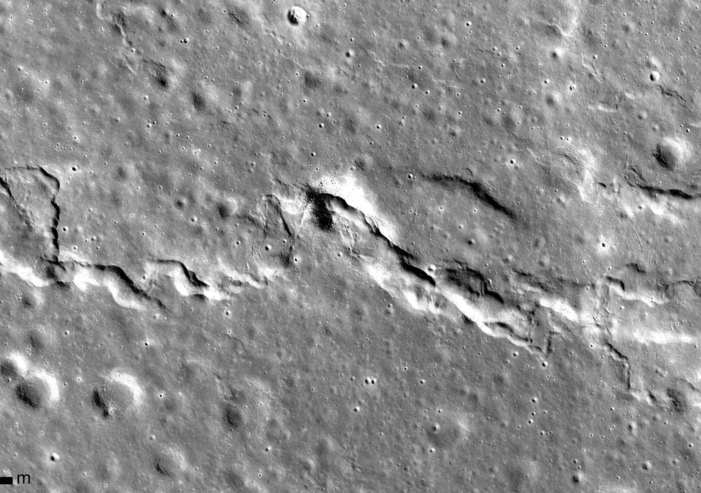 Una pequeña cordillera en el noreste de Mare Imbrium tomada por la cámara del Lunar Reconnaissance Orbiter. Crédito: NASA/GSFC/Universidad Estatal de Arizona.
