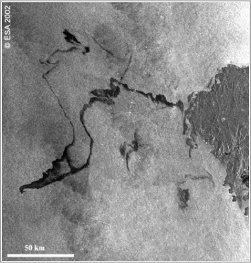 Expertos Españoles En Teledetección Presentan Resultados En Su X Congreso Nacional Imagen del ASAR a bordo del satélite de la ESA Envisat mostrando los vertidos del petrolero hundido, Prestige, a 100 km de las costas españolas. Créditos: ESA