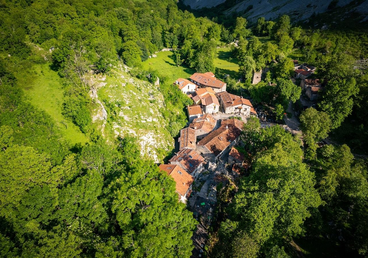 Casi escondido entre los árboles se encuentra este paraíso de la desconexión, el verdadero lugar libre de ruido y humos, en pleno corazón de los Picos de Europa.