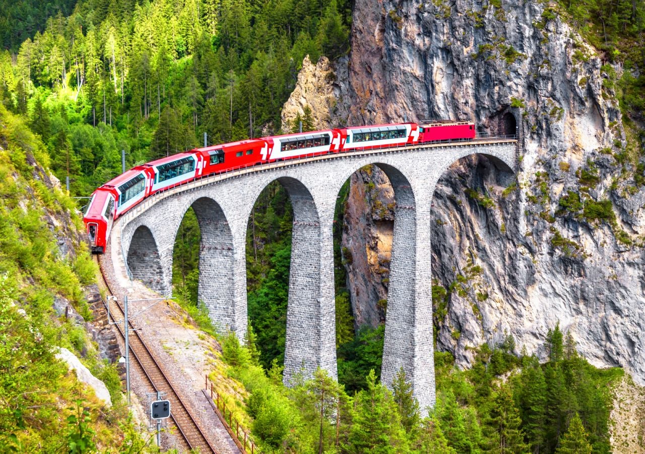 Este tren de montaña en Suiza, a pesar de no ser un tren nocturno, promueve un turismo más sostenible en la región.