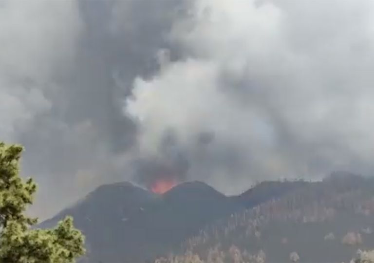 Fuertes explosiones en el volcán de La Palma y nueva boca eruptiva Fuertes explosiones en el volcán de La Palma y nueva boca eruptiva