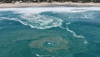 Extra&ntilde;o remolino aparece en costas de Puerto Escondido, Oaxaca: te decimos el porqu&eacute; de este peculiar fen&oacute;meno