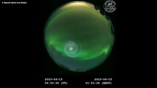 Misteriosa espiral azul sobre Alaska con auroras verdes de fondo